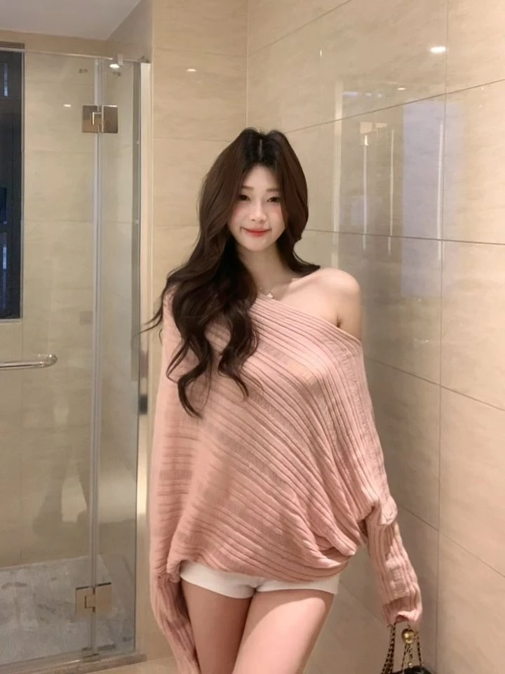 法式洋气性感斜肩蝙蝠长袖t恤女春季气质露肩慵懒粉色针织衫上衣