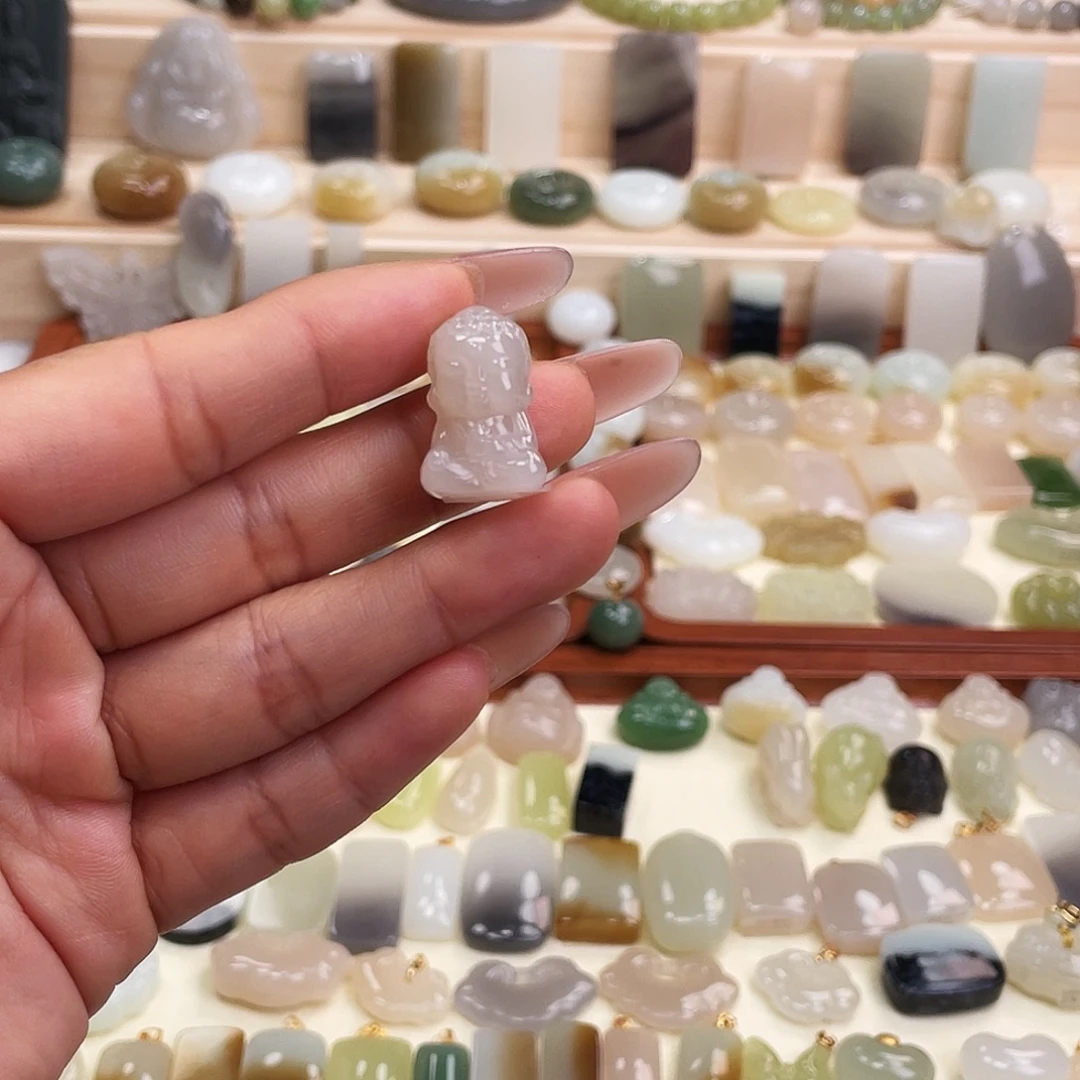 和田玉未镶嵌吊坠(赠链)