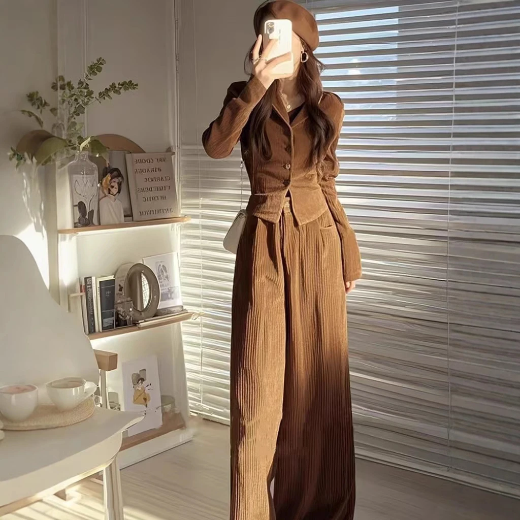 2025秋季ootd酷飒拽姐穿搭高级感休闲韩系别致咖色上衣长裤两件套