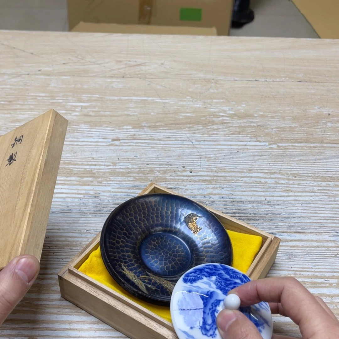 瓷片明****活密密麻麻地排列着一个