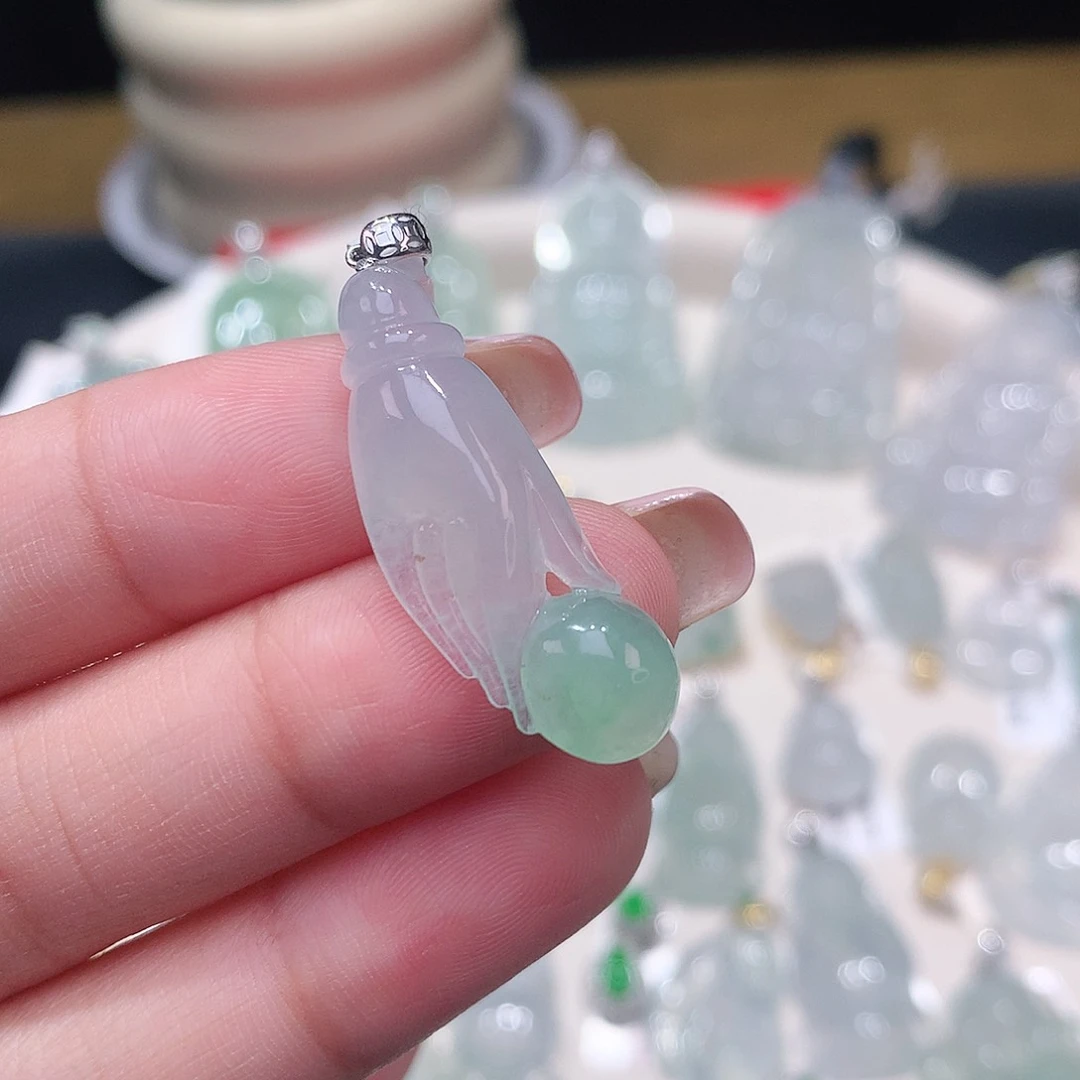 颈饰18K金镶嵌翡翠佛手