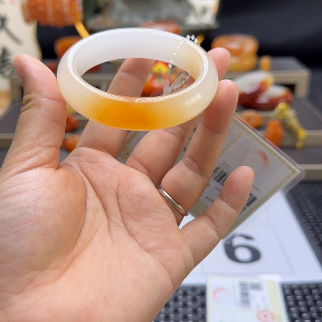酒****未镶嵌石英质玉（黄龙玉）手镯