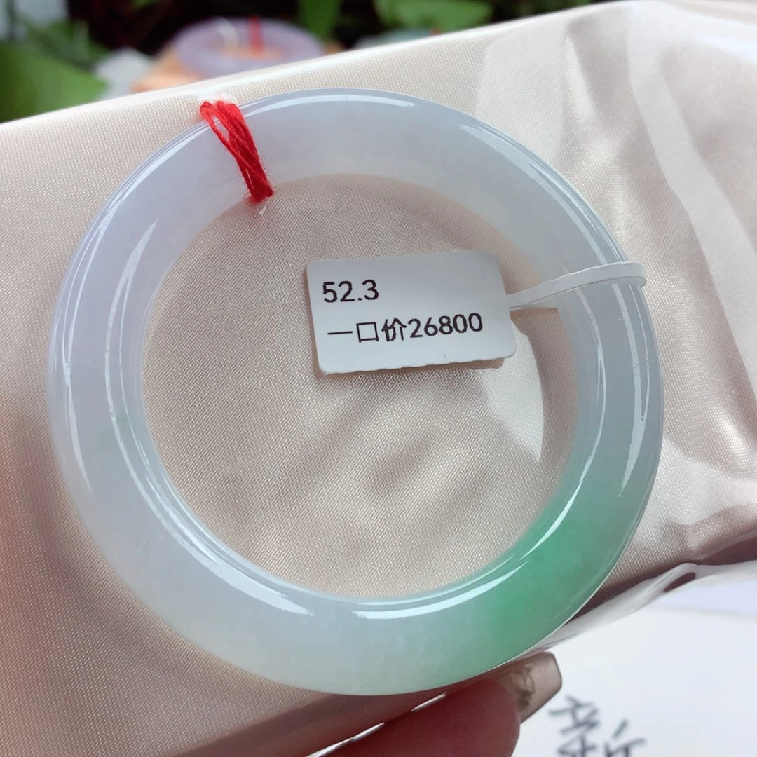 翡翠手镯（圆镯）未镶嵌52.3 新货 白底飘一抹绿 小柒