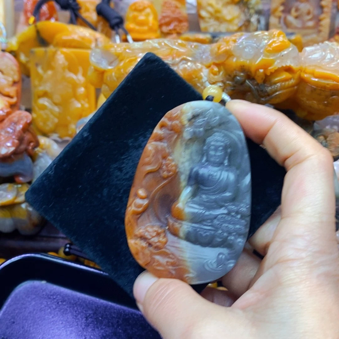 未镶嵌石英质玉（黄龙玉）颈饰