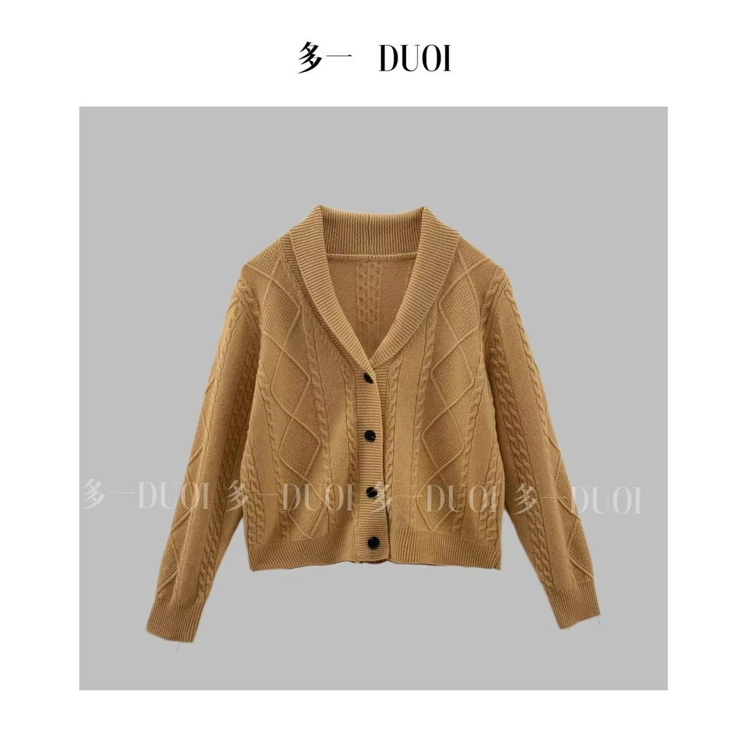 多一“休闲日记”2025冬季新款绵羊毛翻领菱格单排扣针织开衫毛衣
