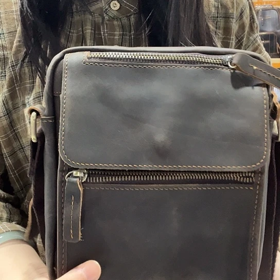 水牛剖层皮革斜挎包