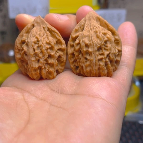 文玩核桃吊坠红豆