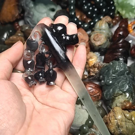 未镶嵌岫岩河磨玉（透闪石质玉）挂件