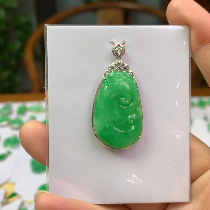 翡翠18K金镶嵌颈饰翡翠吊坠
