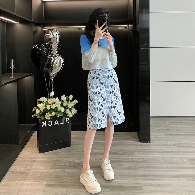 网红炸街早秋新款渐变蓝色针织长袖上衣高腰牛仔半身裙时尚套装女