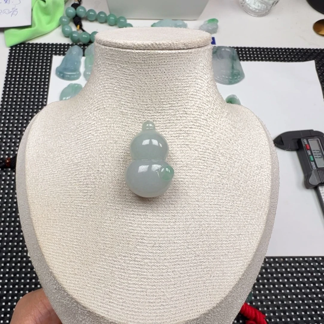 翡翠未镶嵌颈饰立体葫芦