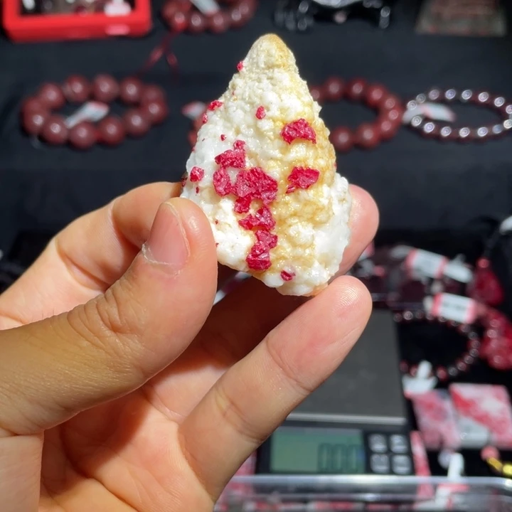天然辰砂带晶体毛料