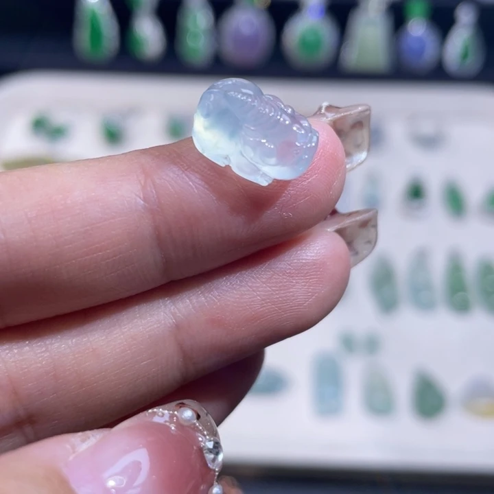 翡翠未镶嵌颈饰佛公