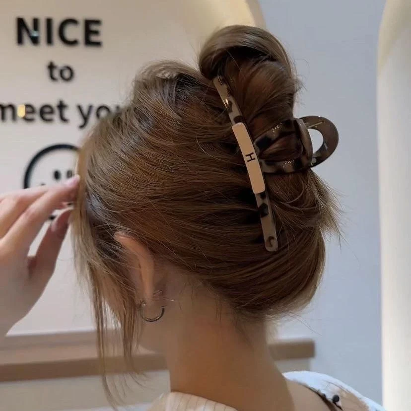 爆款极简豹纹高级感鲨鱼大号抓夹字母撞色发夹饱满后脑勺抓夹发卡