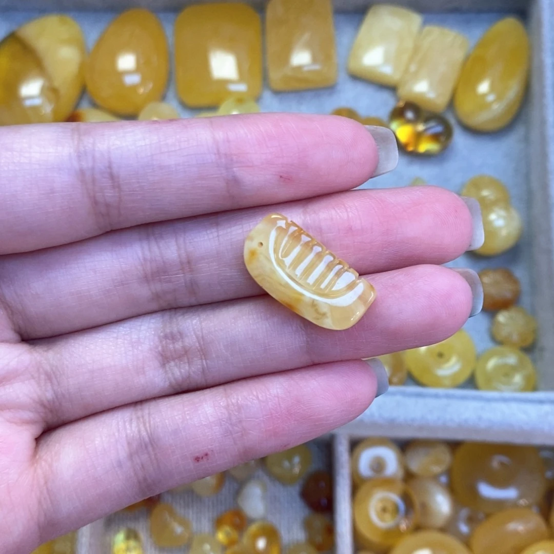 蜜蜡颈饰未镶嵌一梳百顺