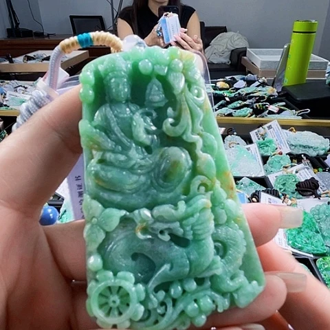 翡翠未镶嵌颈饰一个