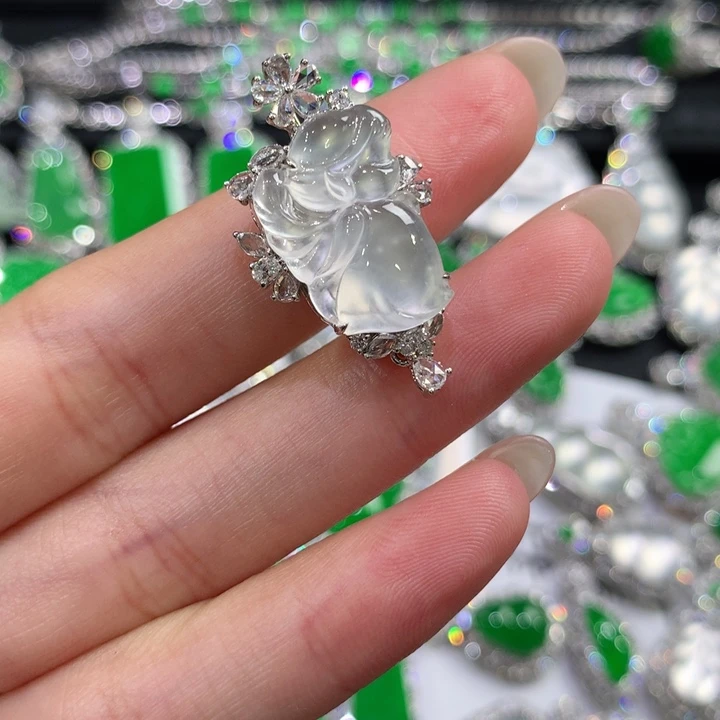 颈饰18K金镶嵌翡翠仙子