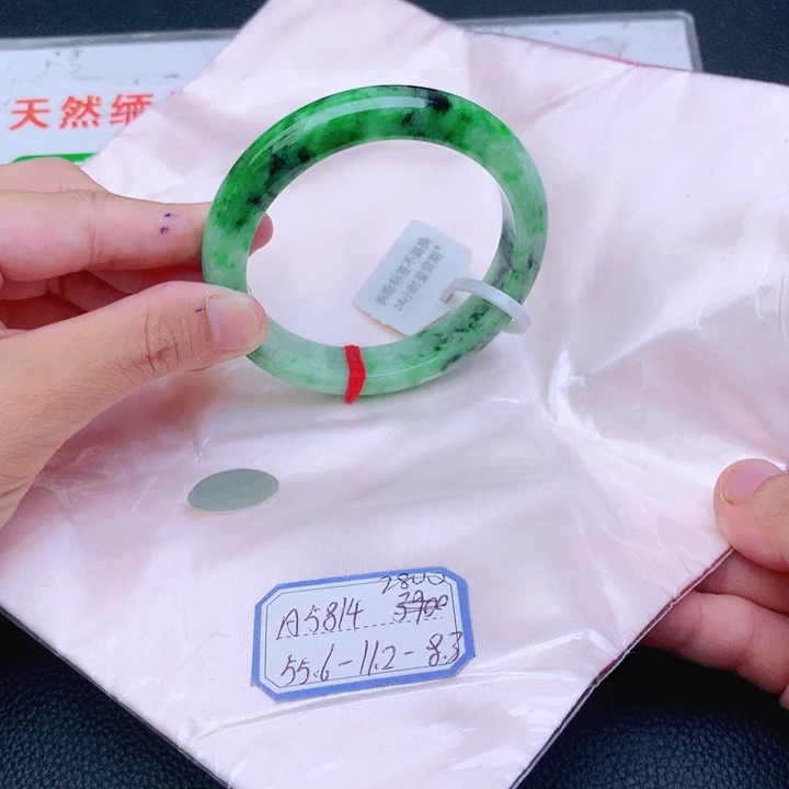 翡翠手镯未镶嵌翡翠