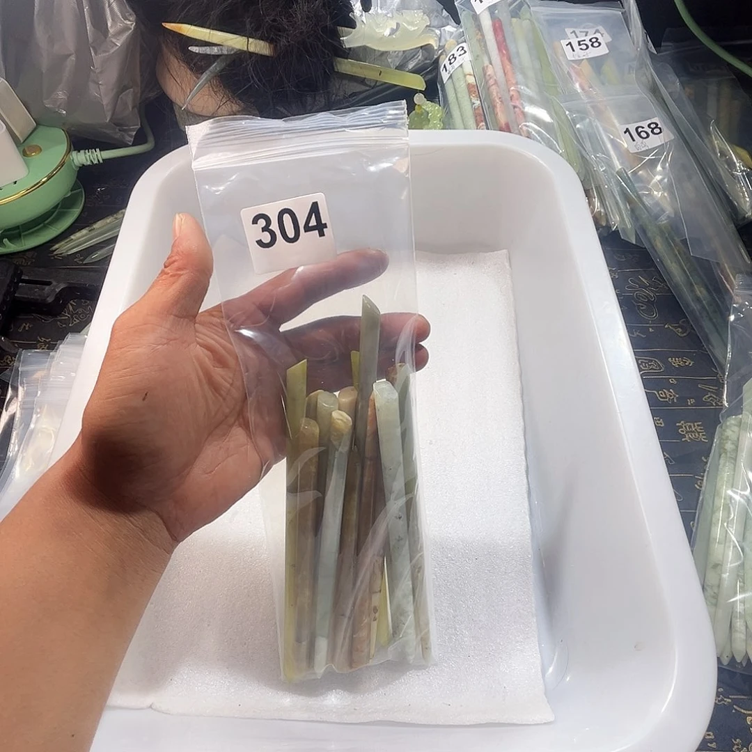 傻***࿐蛇纹石玉未镶嵌颈饰