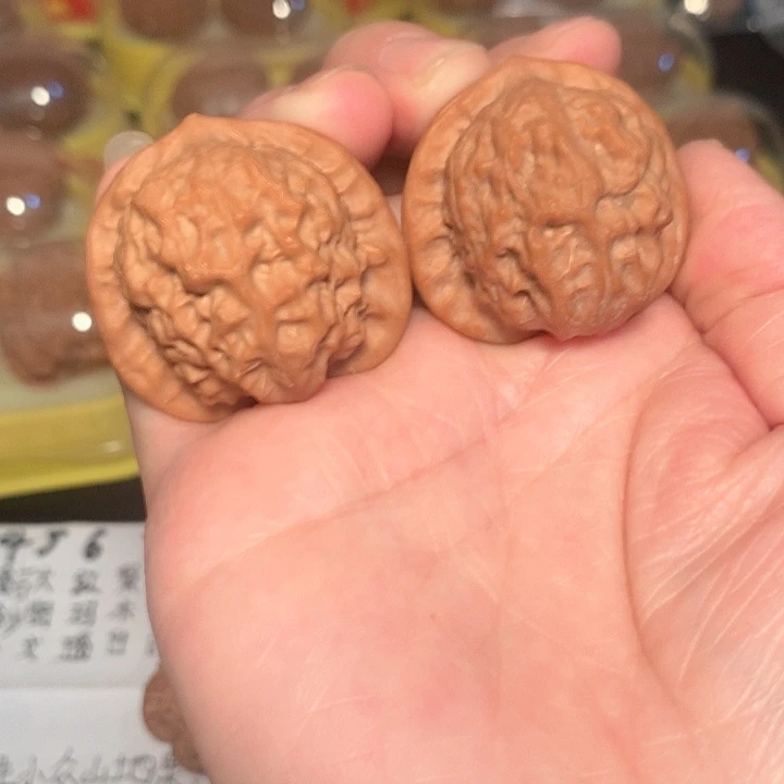 文玩核桃吊坠3.68尺瓷娃娃