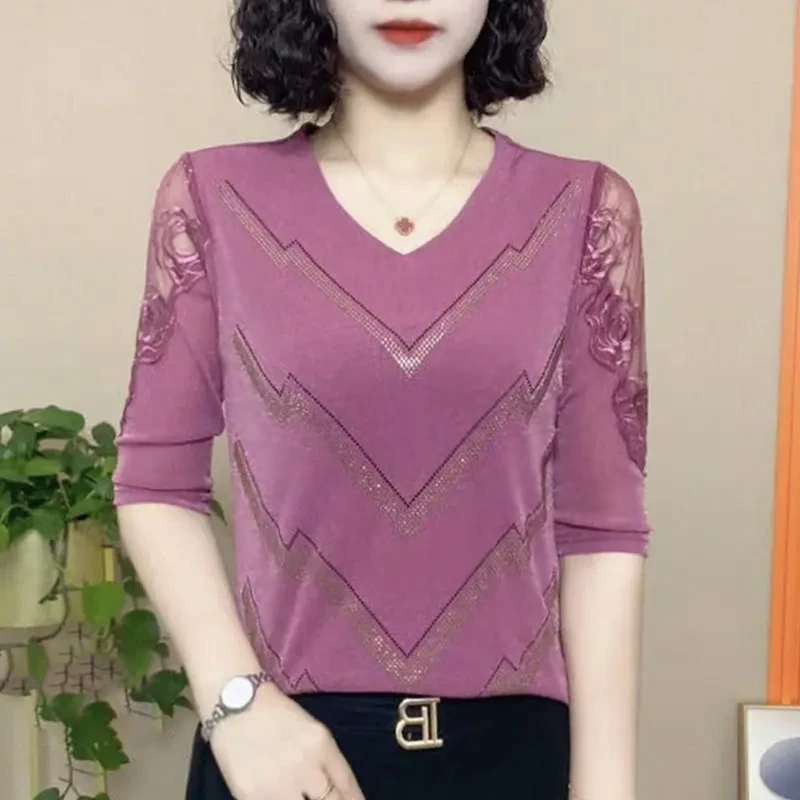 H 春秋新款修身显瘦时尚V领蕾丝中袖上衣烫钻打底衫大码遮肚小衫