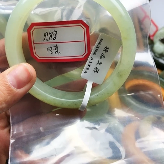 蛇纹石玉手镯未镶嵌贝*多