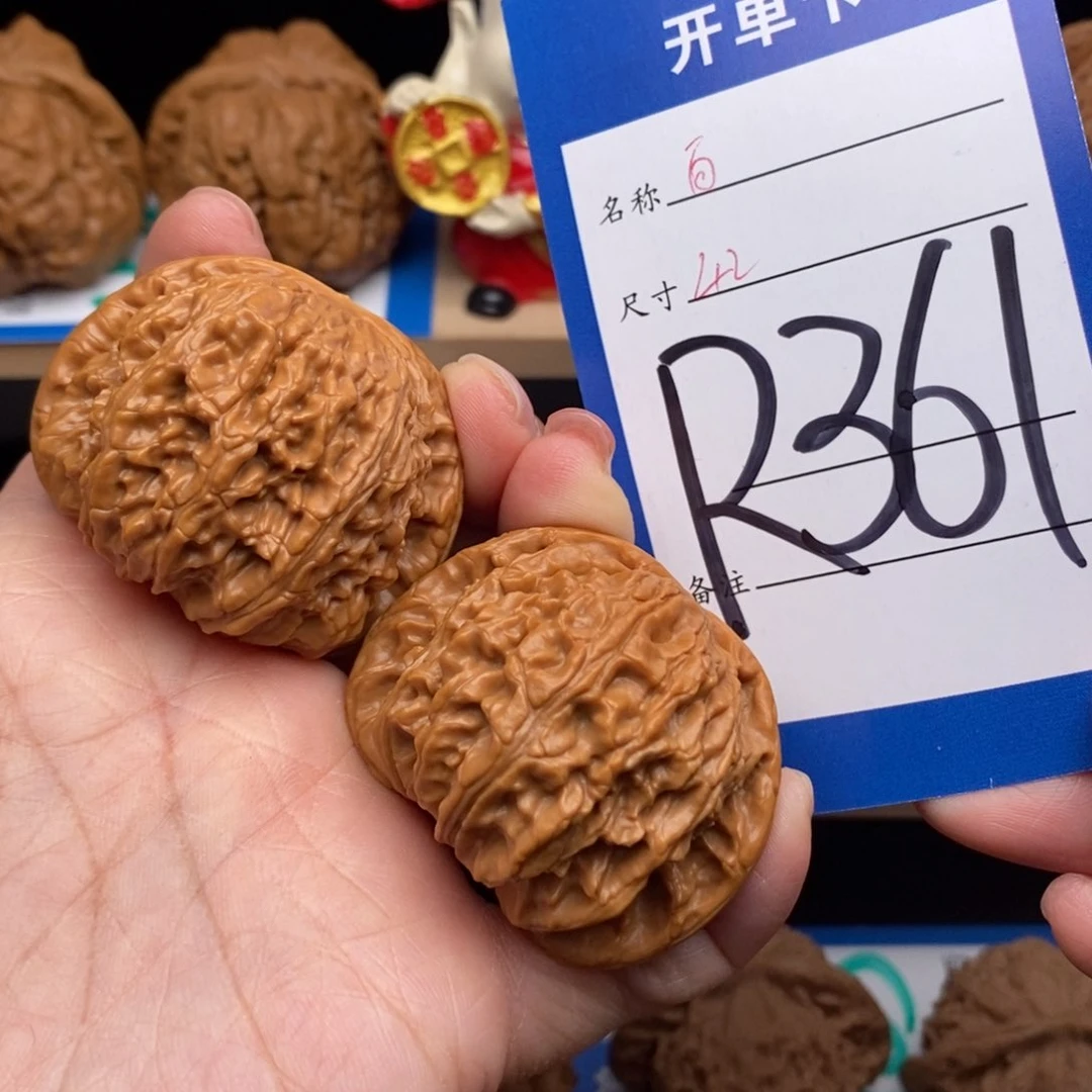 文玩核桃吊坠闷白狮子头