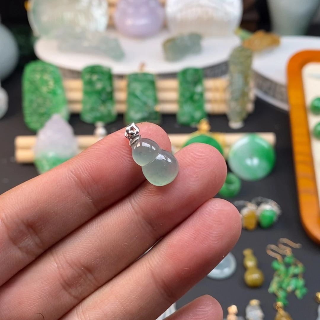 颈饰18K金镶嵌翡翠葫芦