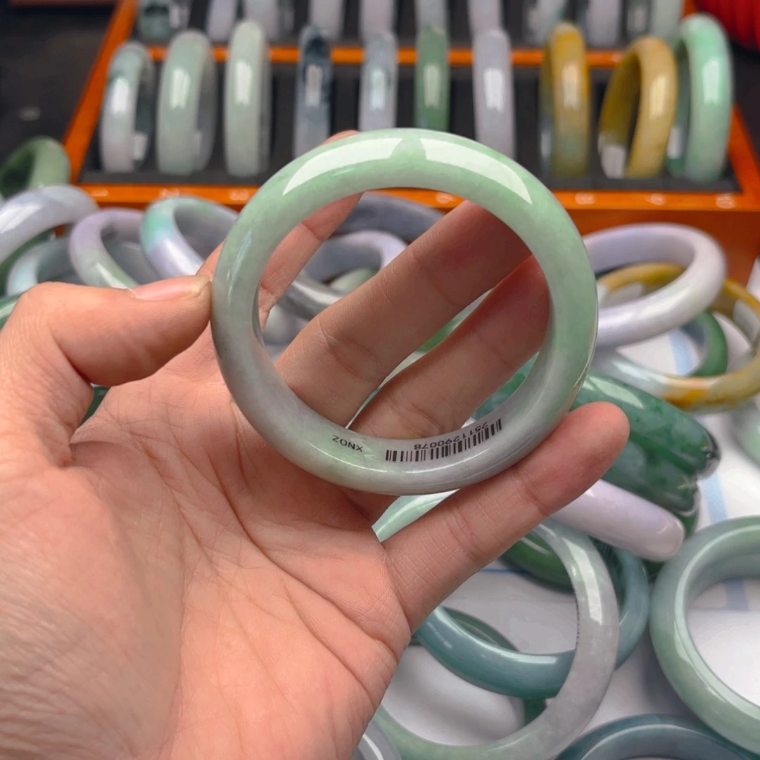 翡翠未镶嵌手镯5657。5