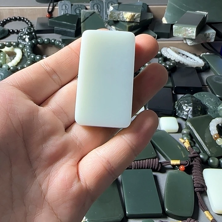 颈饰未镶嵌和田玉（青白玉）明*医