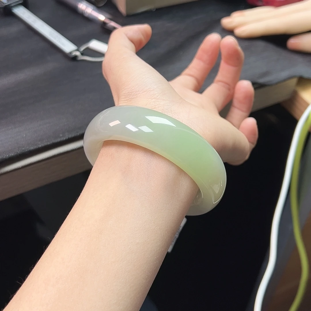 C***C和田玉未镶嵌手镯