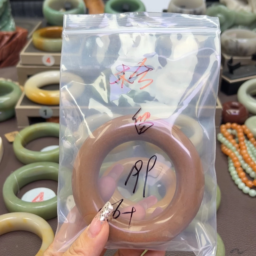 石英质玉手镯未镶嵌朕***?