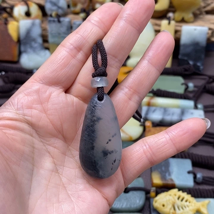 蛇纹石玉未镶嵌颈饰