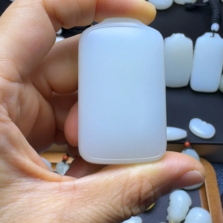 虎***哥颈饰未镶嵌和田玉