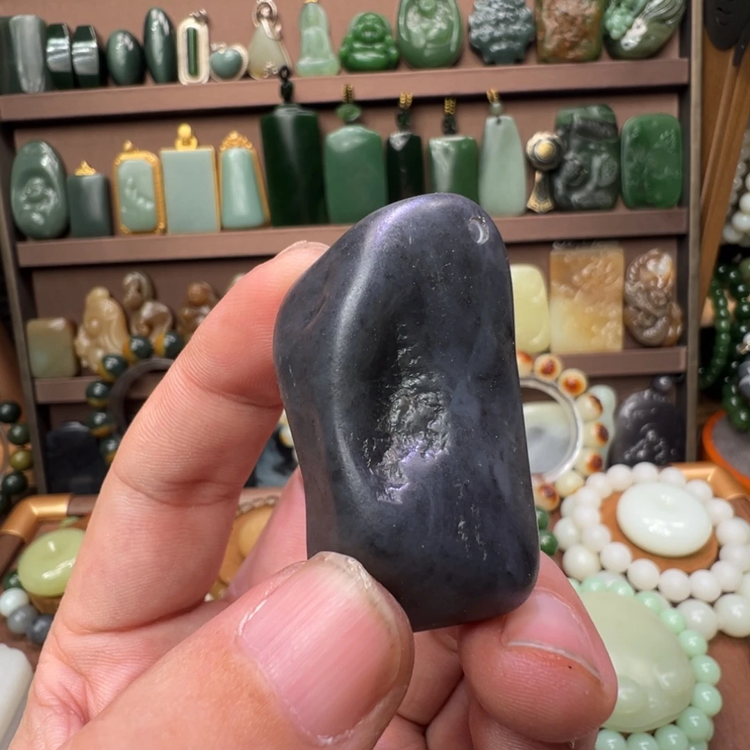 j***t和田玉未镶嵌把件新疆聚墨青花原石约56g