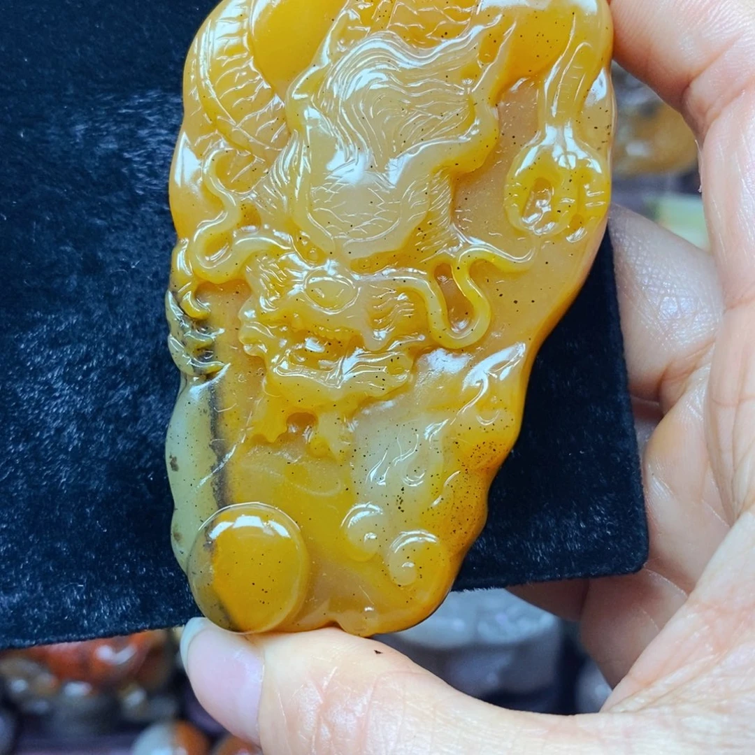 未镶嵌石英质玉（黄龙玉）颈饰