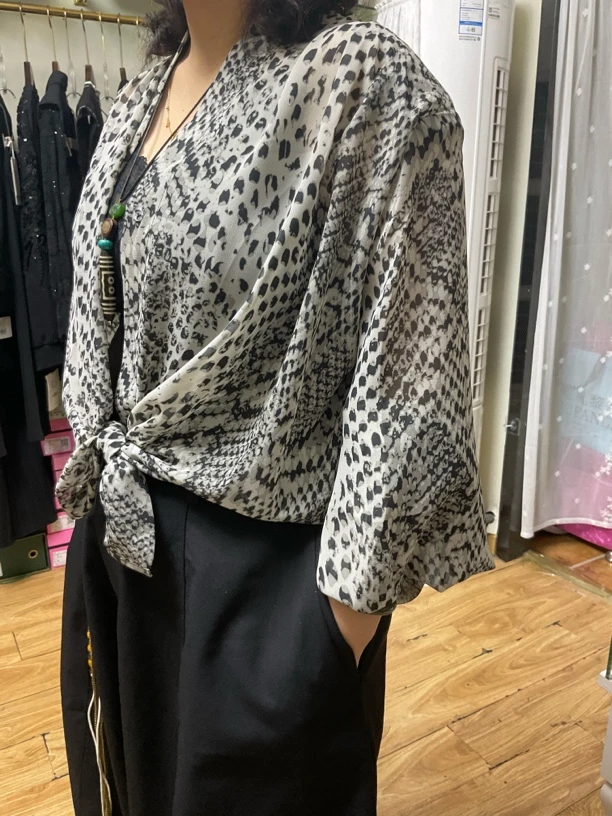 多巴胺印花宽松灯笼袖V领时尚防晒衬衫女秋季新款上衣