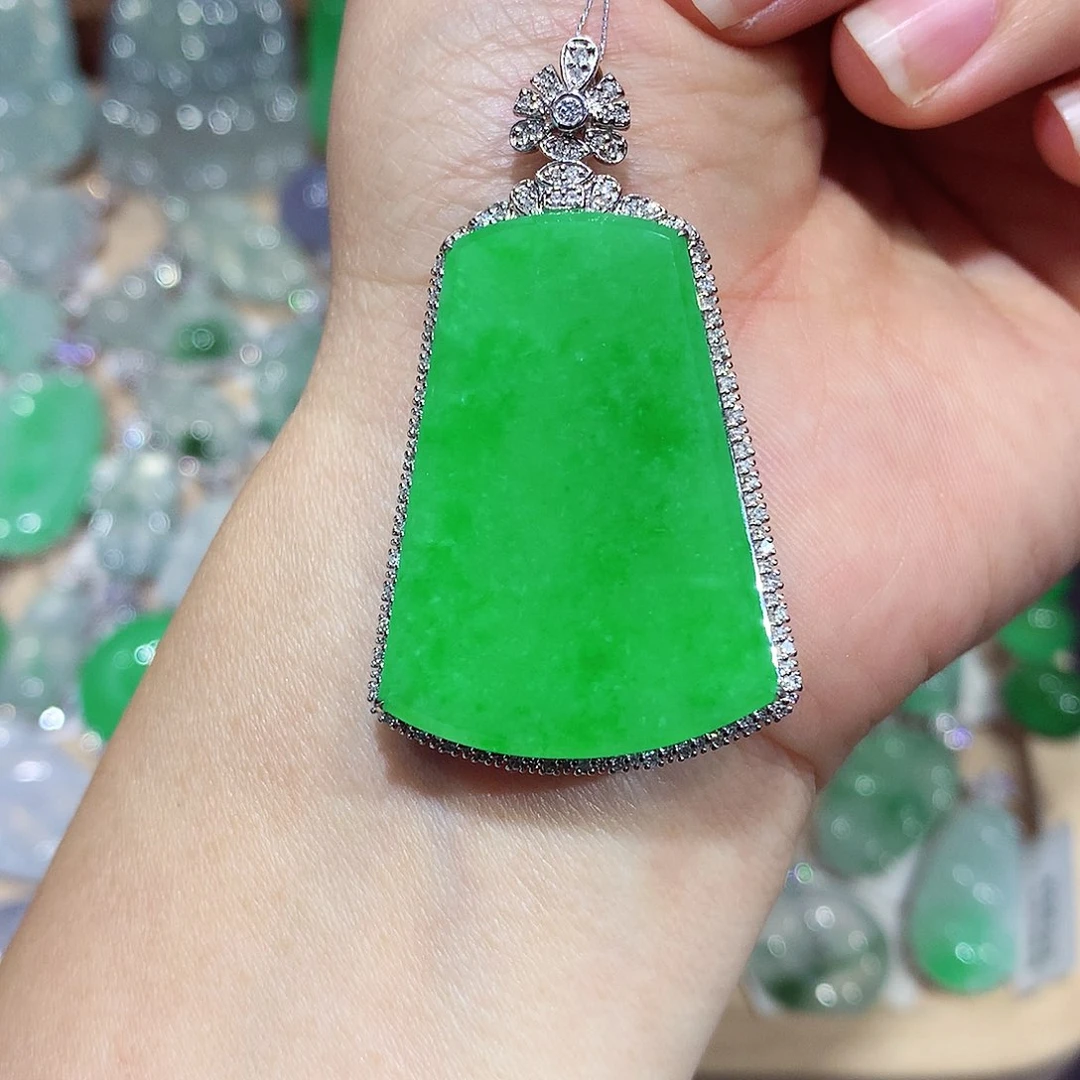 翡翠18K金镶嵌颈饰无事牌