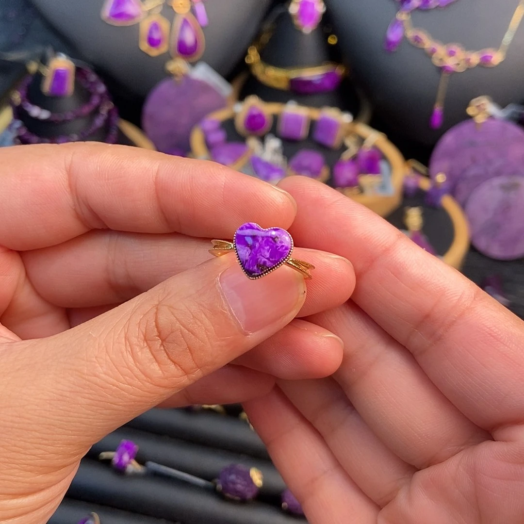 18K金镶嵌苏纪石（舒俱来）戒指