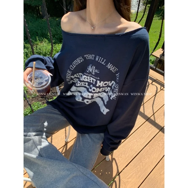 【一秒瘦住】藏青色字母印花宽松一字肩卫衣