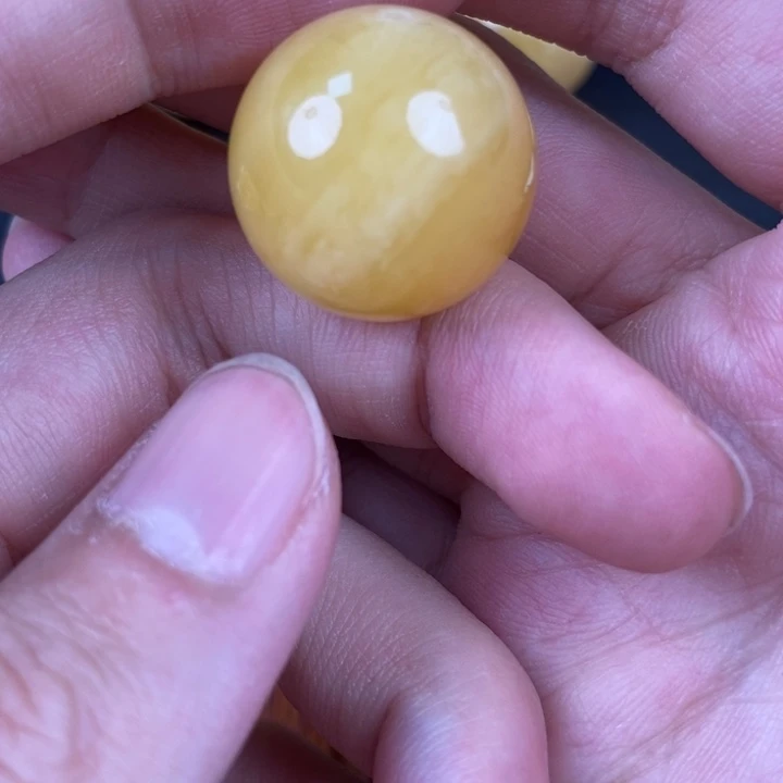 未镶嵌琥珀裸石微瑕54