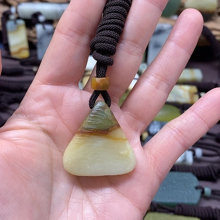 蛇纹石玉未镶嵌颈饰