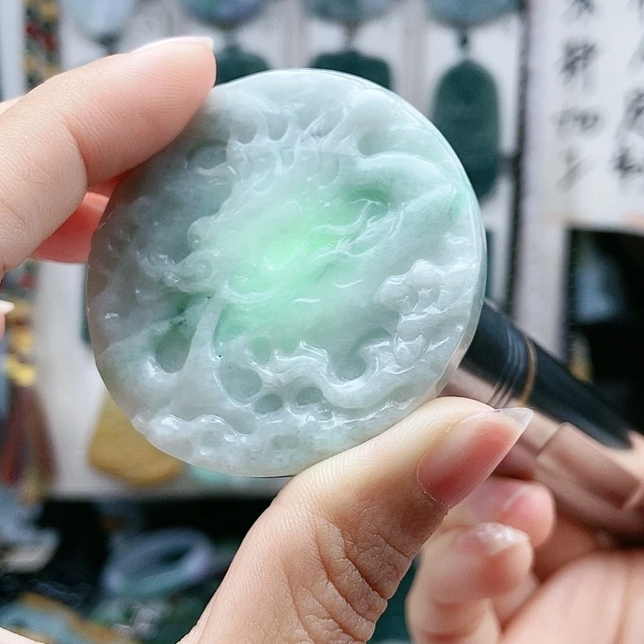 颈饰足铂镶嵌翡翠翡翠