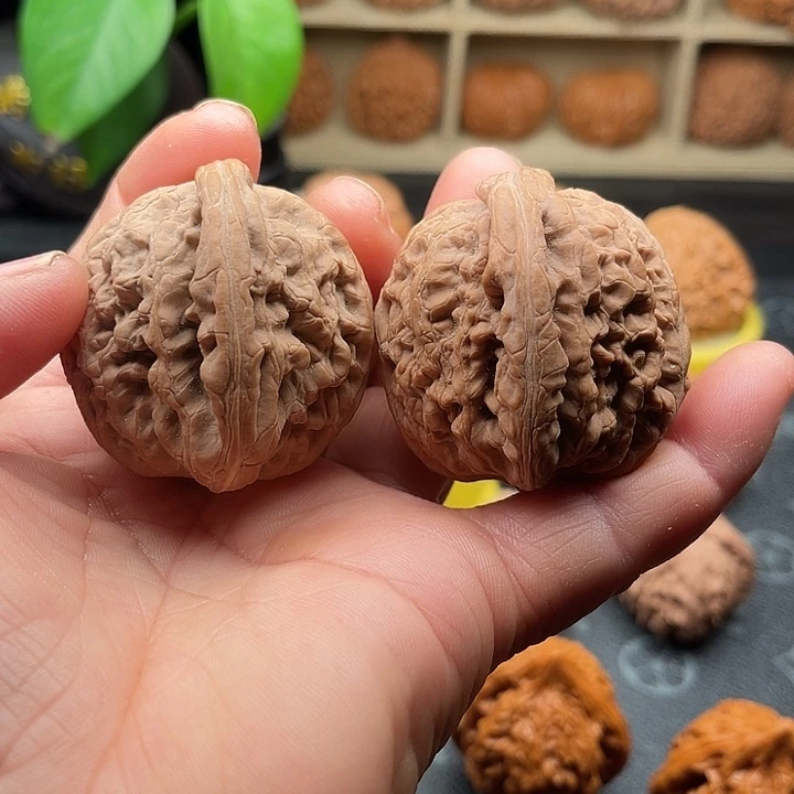 文玩核桃把件全品红锦鲤边44