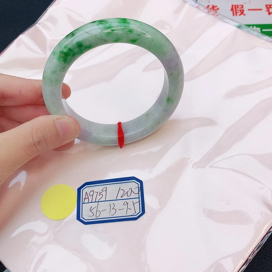 翡翠手镯未镶嵌翡翠