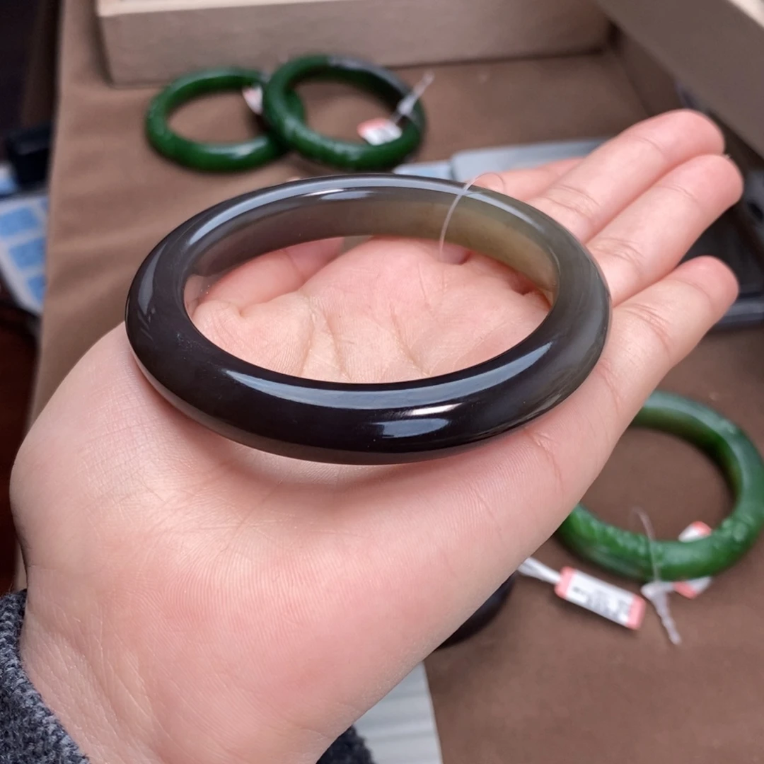 浅***然和田玉未镶嵌手镯