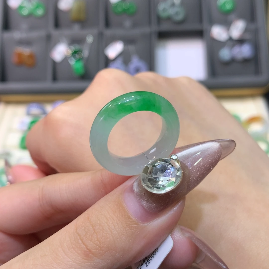 翡翠戒指未镶嵌冰飘花