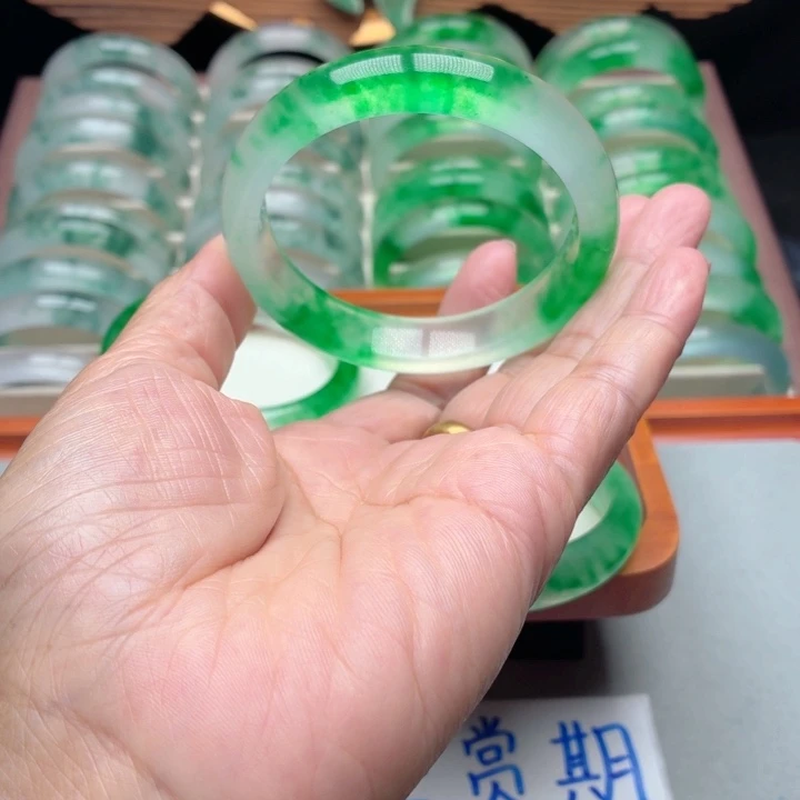 从***后石英质玉未镶嵌手镯