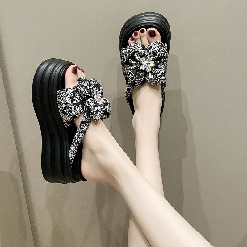 拖鞋女夏外穿时尚百搭2025新款厚底增高水钻花朵仙女风沙滩一字拖