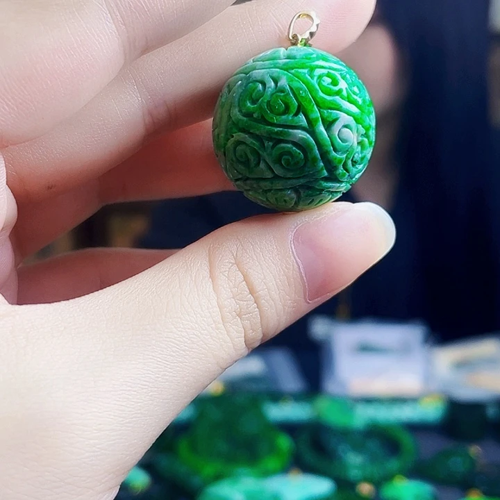 翡翠18K金镶嵌颈饰多样性